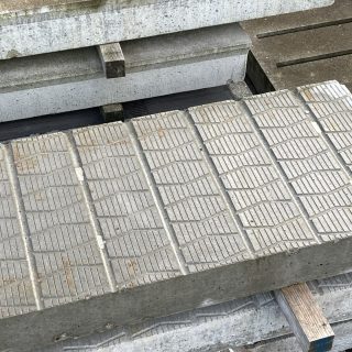 Betonplaten dicht voorzien van geprofileerd oppervlak
